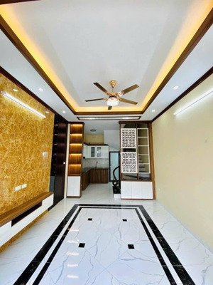 bán nhà đại linh nam từ liêm diện tích: 42m mặt tiền: 4m4 tầng, ,ô tô đỗ cổng