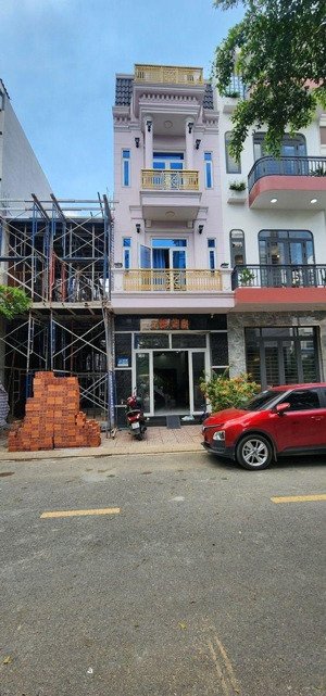 nhà phố 3 tầng gần ngã 4 miếu ông cù thuận an.
+ diện tích: (4m x 15m) 60m full thổ cư nhà 3