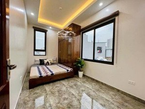 đường vân canh, phường phương canh.nhà 6t x dt:37 x mt: 5m. oto đỗ ở sân bóng. giá: 7tỷ