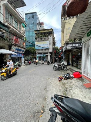 nhà cho xe vào trong mà ở quận hai bà trưng bán rất hiếm. nơi đây ngay chợ giời nên rất sầm uát