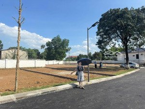 chính chủ e bán mảnh đất 100% thổ cư giá 1tỷ78 109m2 bao sổ view hồ, công viên ngay ub chợ sơn tây