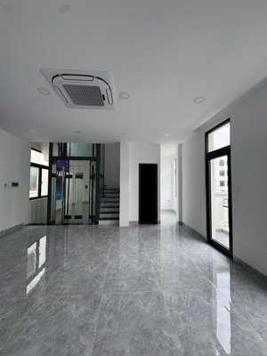 cho thuê giá rẻ: nhà phố 120m2 mặt tiền 10m gần vinwonder hoàn thiện tháng máy + máy lạnh tại vhgp