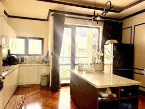 bán nhà lạc long quân 90m2 - gara - view hồ - nội thất xịn - gần phố - kd văn phòng