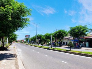 diện tích 250m², với chiều ngang 10m, chiều dài 20m, tọa lạc ngay mặt tiền võ nguyên giáp