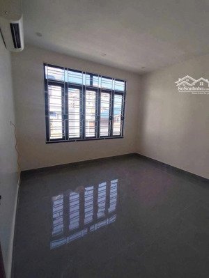 bán nhà mặt phố đỗ chính, 6,8 tỷ, 40m2, ngang 4m,có thang máy,vỉa hè 3m,lòng đường 9m