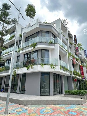 cần bán căn biệt thự góc 180m2 đã vào nội thất đang cho thuê làm nhà hàng giá 8,5 tỷ bao thuế phí
