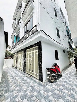 khẳng định căn này giá tốt nhất trong khu vực. nhà 5 tầng - ô tô đỗ cách 1 nhà - vị trí sát ql 6