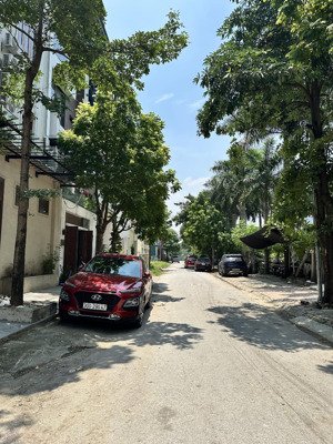 siêu phẩm lô góc 3 mặt đường, tràn ngập ánh sáng tự nhiên, có thang máy