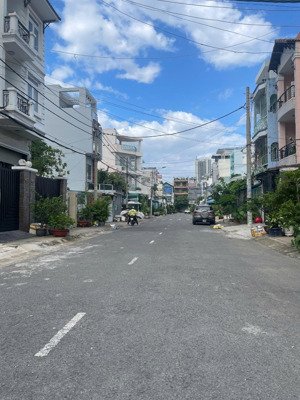 bán nhà đường số 12m phú mỹ hưng . ô tô ngủ trong nhà . chỉ 12 đồng