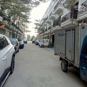 liền kề thô vỉa hè ô tô tránh, ô chờ thang máy, thoáng trước sau,văn phòng đỉnh, thanh hà kiến hưng