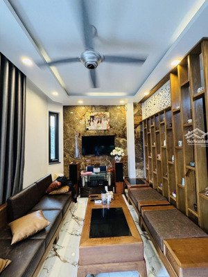 mặt tiền ngang 10m - 4 tầng thang máy xịn