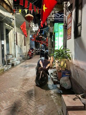 bán nhà lạc long quân, tây hồ. dt 33m, mặt ngõ thông, một ngoặt vào nhà. giá chỉ nhỉnh 7 tỉ.