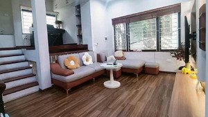 bán nhà mễ trì, 30m2x5 tầng, lô góc, ngõ thông, gần phố. 7.9 tỷ