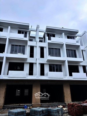 e có 3 suất ngoại giao liền kề 65m2 rẻ hơn thị trường 500tr/căn qtam lh em : 