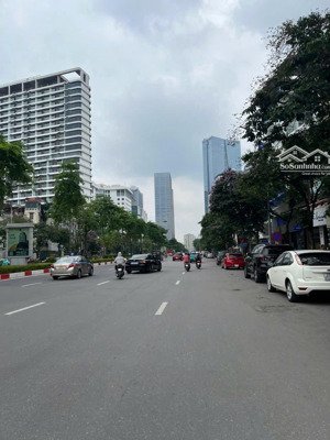 toà nhà mặt phố vip - trung tâm đống đa - kinh doanh sầm uất - vỉa hè đá bóng - thang máy nhập kh