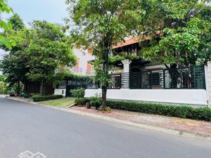 chính chủ bán nhà 3 tầng 530m2 56 tỷ, đầy đủ nội thất cao cấp. đường quốc hương, thảo điền quận 2.