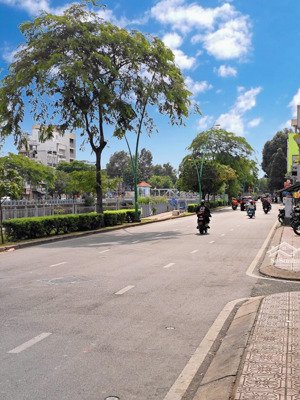 bán nhà trường sa - q.3 - 1 căn ra mặt tiền - 4 tầng - 33m2 - không quy hoạch - 5.x tỷ