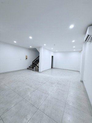 cho thuê nhà hoàng quốc việt, 60m2, 7 tầng, mt 5m, thông sàn, nhà đẹp, 30tr