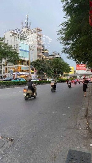 nhà 3 tầng , ngọc lâm - kinh doanh đỉnh- 2 mặt phố. giá hơn 10.5 tỷ - view hồ , công viên.
