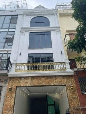 chính chủ cho thuê nhà 45m x 7t , mt 4,5m thang máy, thông sàn , đường trước nhà 5m giá thoả thuận