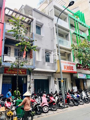 khu bitexco tọa lạc 62a tại hồ tùng mậu, phường bến nghé, quận 1, với 4 tầng kinh doanh, đông đúc