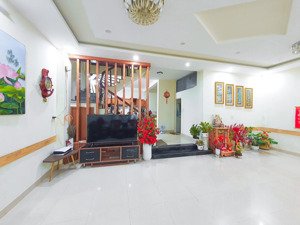 nhà trung tâm hải châu siêu rộng, chưa qua đầu tư, ô tô đậu trong sân