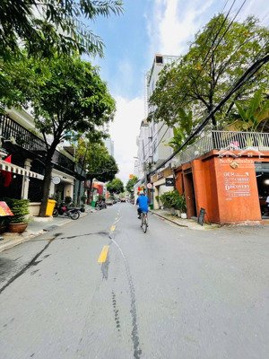 hơn 20 tỷ có ngay căn mt kinh doanh sầm uất nơi phố thảo điền nổi tiếng, sẵn tn: 20tr/th, 62.5m2