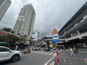 tòa nhà 6 tầng + dễ nhận diện thương hiệu! vị trí cực hot ngay tuyến metro thảo điền. giá: 240tr/th