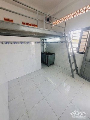 phòng mới có gác + máy lạnh gần kha vạn cân (spkt & đh ngân hàng)