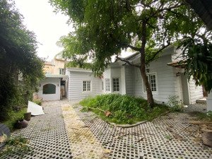 định cư mỹ! bán biệt thự cũ, nguyễn văn hưởng, thảo điền, q2, dt 20x20m, 2 tầng, shr, giá bán 60 tỷ