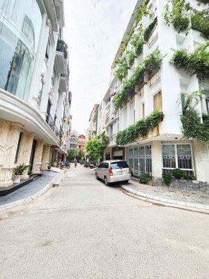 bán lô liền kề vỉa hè kđt văn quán 5 tầng 18 tỷ nhà đẹp full nội thất, có tl liên hệ @975565698