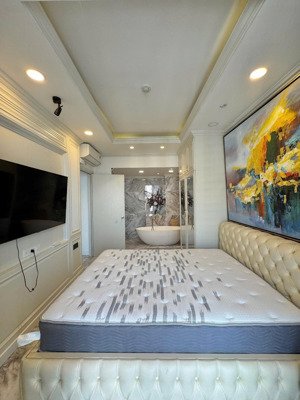 căn hộ 2pn có bồn tắm view pháo hoa vào liền 