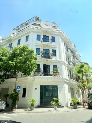 chính chủ bán biệt thự mễ trị dt 130m2, mặt tiền 7m, giá 36.75 tỷ, đương 9m ô tô vào, alo ngay.