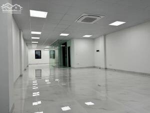 Cho thuê tòa nhà Nghĩa Đô, Hoàng Quốc Việt, 140m2, 7 tầng, nhà đẹp làm văn phòng