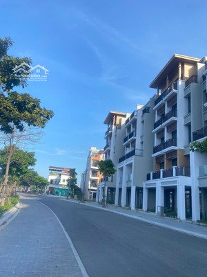 hói kiểng 31. sát góc. sát sông. đã lên nhà dân nhiều