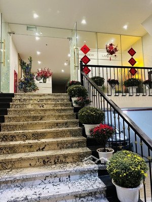 bán toà khách sạn 9 tầng 1 tầng hầm thang máy, vị trí cực đẹp view hồ đền lừ kinh doanh cực đỉnh