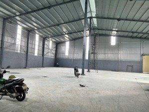 cần cho thuê khuôn viên 2ha bao gồm 2 nhà xưởng 3 căn nhà cấp 4