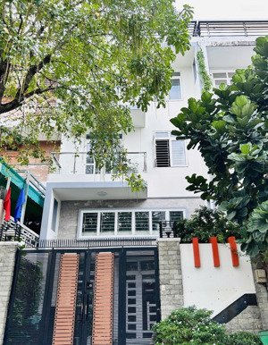 nhà đường ba vì diện tích: 5x20m trệt 3 lầu cho thuê