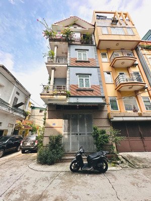 bán nhà phố giải phóng- hoàng mai. lô góc garaoto.kinh doanh về ở luôn.dt45mx5tang.