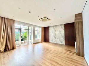 cho thuê văn phòng gần cầu trần thị lý, diện tích 30m2, 7 tr/th, cửa sổ lớn 