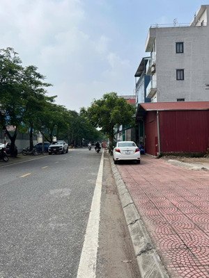 hạ sốc 500 triệu -bán mảnh đất mặt phố hoa động cự khối -85m2 -mặt tiền 5.4m -đường 17m -kinh doanh