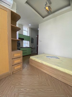 căn hộ ban công/cửa sổ trời full nội thất phòng 1pn tách bếp