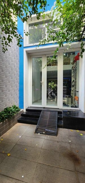 nhà chính chủ f15, q10. thiết kế cực đẹp, 2 mặt hẻm, khu an ninh, yên tỉnh, có sân chung đậu xe hơi