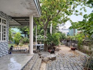 nhà vườn cần bán dt 700m2 có 400m thổ cư. có nhà vườn sẳn, vị trí một sẹc 1trục thông xe hơi