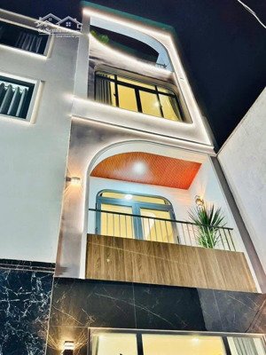 bán gấp nhà đ.nguyễn đình chiểu-phú nhuận. gần coopmart nguyễn kiệm.giá 3tỷ240/70,4m2.cho thuê 22tr