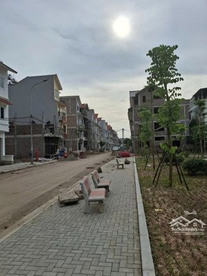 cần bán nhà lk 4 tầng hoàn thiện mặt ngoài, trục chính khu cienco5 tân lập