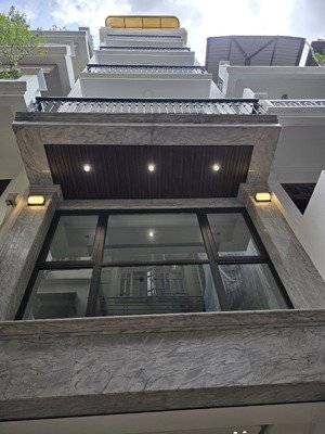 hoàng quốc việt 65m2, 7 tầng, mt 4.5m, phân lô, thang máy, ô tô tránh, 31.8 tỷ