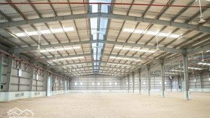kho mới 100%. dt: 2.500m2 gần ql 1a- thuận tiện di chuyển. pccc tự động-thẩm duyệt