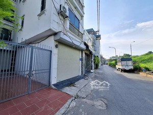 nhà mới kính koong 30m2 ô tô đỗ cửa ở ngay phố nguyễn khoái, hoàng mai