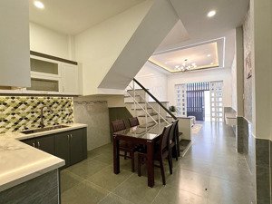 nhà đẹp 2 tầng 56m2 3pn (pn trệt) balcony rộng chill, hẻm oto 4 chỗ, shr đối diện uỷ ban tx q12